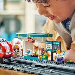 LEGO® City 60423 Tramvaj a zastávka v centru města
