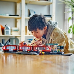 LEGO® City 60423 Tramvaj a zastávka v centru města
