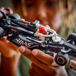LEGO® Speed Champions 77250 Závodní auto MoneyGram Haas F1® Team VF-24
