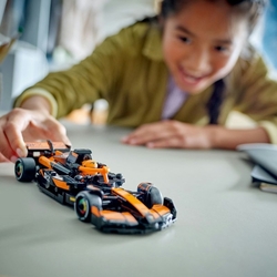 LEGO® Speed Champions 77251 Závodní auto McLaren F1® Team MCL38
