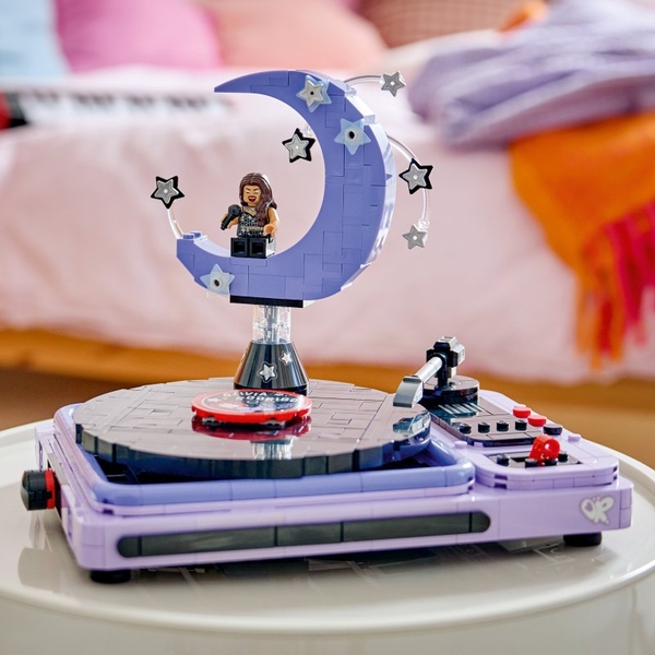 
LEGO® Editions 43029 Olivia Rodrigo: Koncert za svitu měsíce